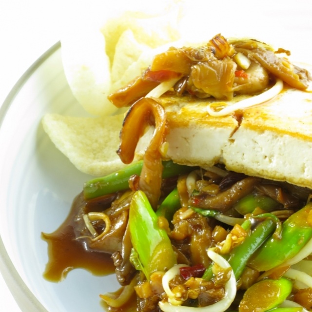 Tofu-Steak mit Pilzen, Pak Choi und Ketjap-Sauce