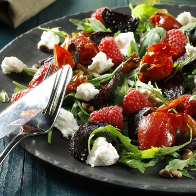 Tomaten-Rote Beete-Salat mit Ziegenkäse