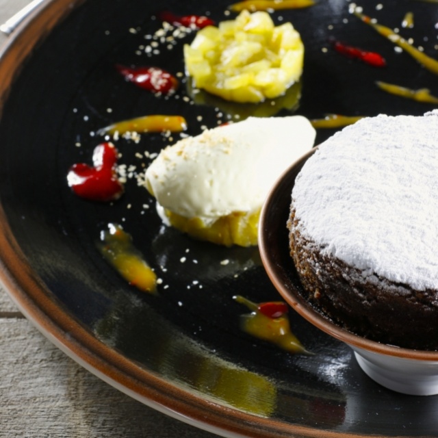 Soufflé van chocolade met gegrilde ananas