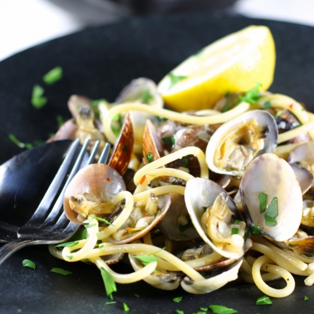 Spaghetti vongole with red chilli