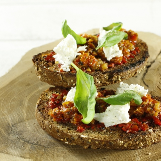 Tostada with pomodori, mozzarella and basil