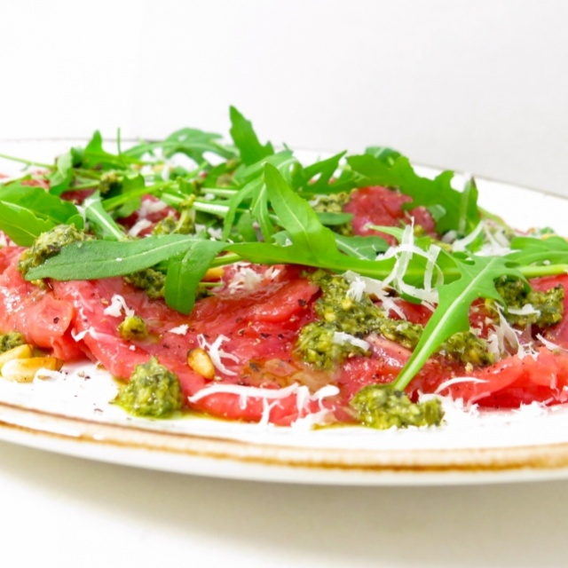 Vers gesneden carpaccio met pesto