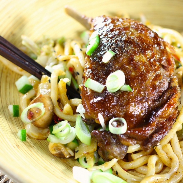 Szechuan style eend met shiitake en noodles