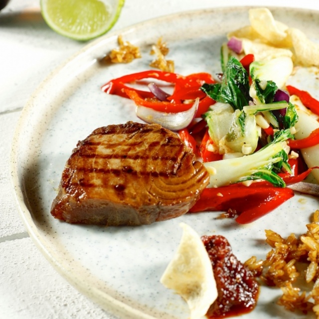 Lacquered tuna steak with Thaisoi