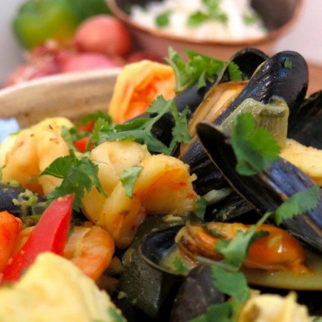 Curry jaune de poissons, crustacés et fruits de mer