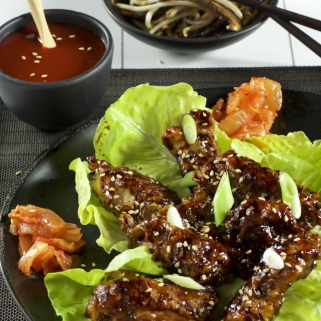 Doppelt gebratenes Hähnchen mit grünem Salat