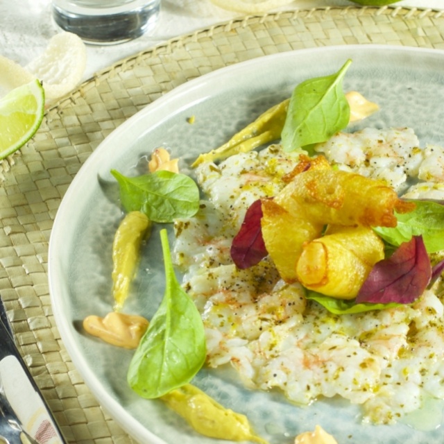 Carpaccio de gambas avec mayonnaise au piment et croustillant de gambas 