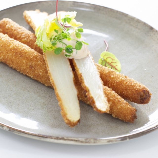 Deep-fried asparagus with harissa mayonnaise 