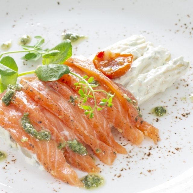 Gemarineerde zalm met asperges in daslookmayonaise 