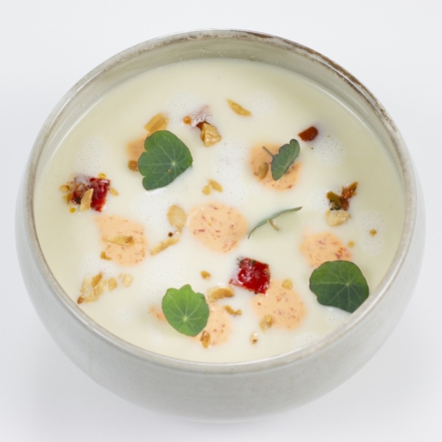 Lightly-thickened soup with almonds and grilled bell peppers 