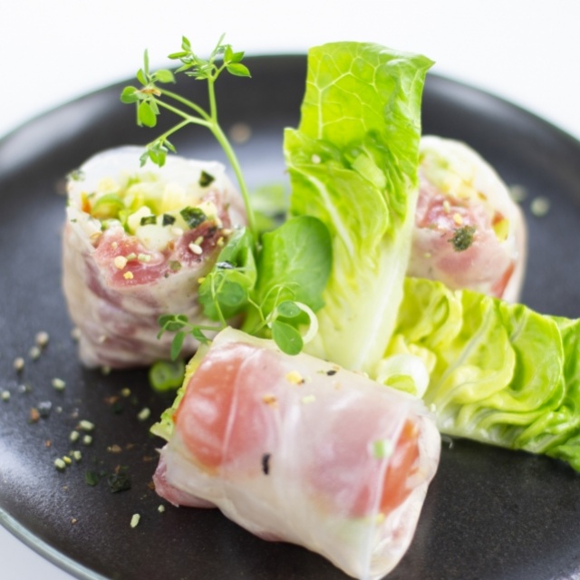 Tuna spring roll with mango