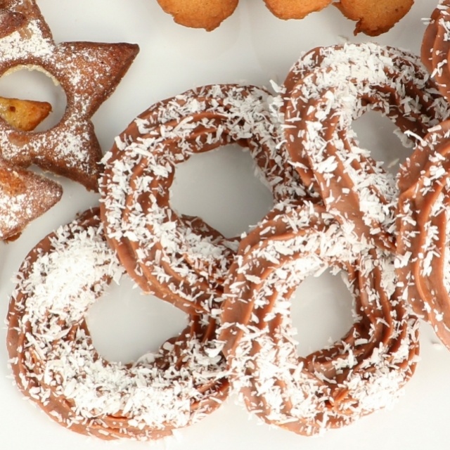 Chocolate-flavoured Christmas-wreaths with red curry 