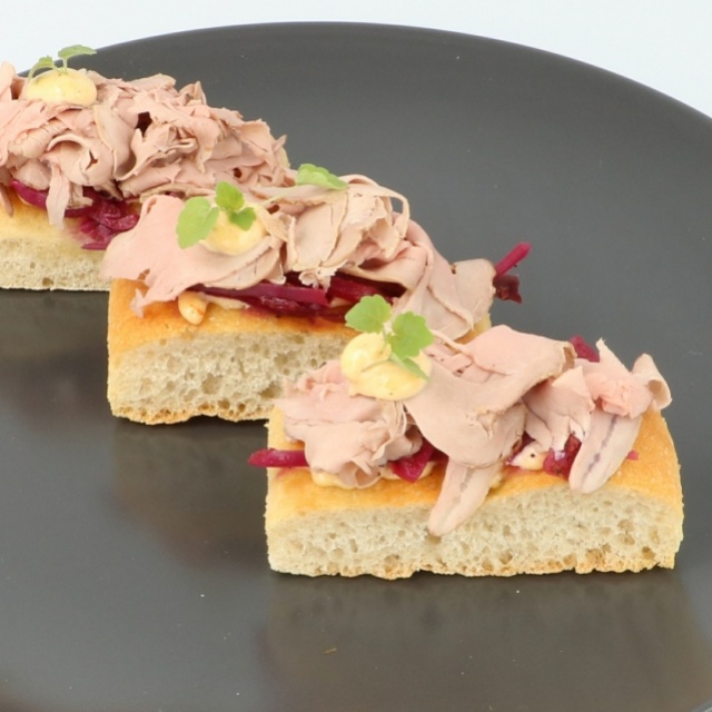 Brotstange mit Wildschweinlende und Mayonnaise von Ras el Hanout 