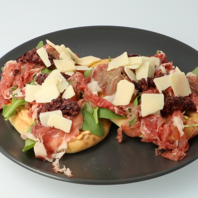 Naan bread with smoked beef rib-eye steak 