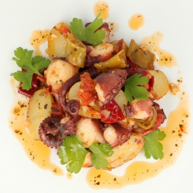 Pulpo mit Tomaten, Kartoffeln und scharfem Öl 