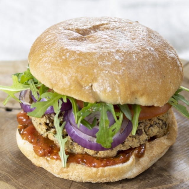 Burger de lentilles au poivron et roquette