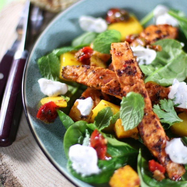 Salmon tandoori salad with a yoghurt dip 