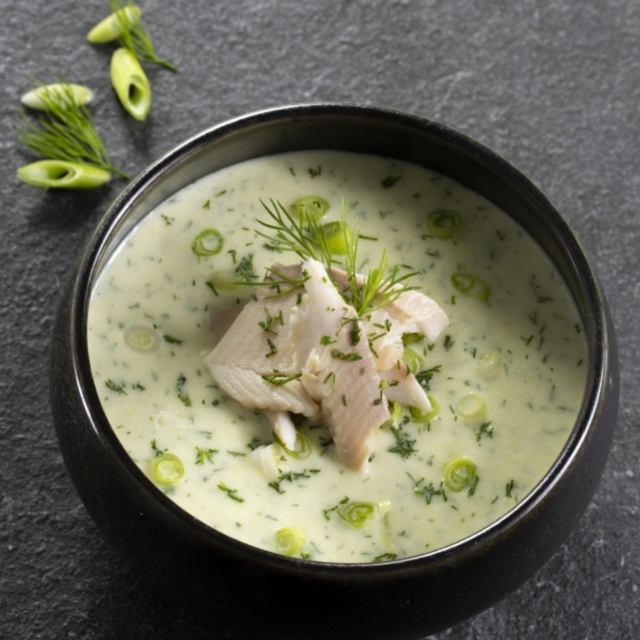 Kalte Gurkensuppe mit Forelle und Dill 