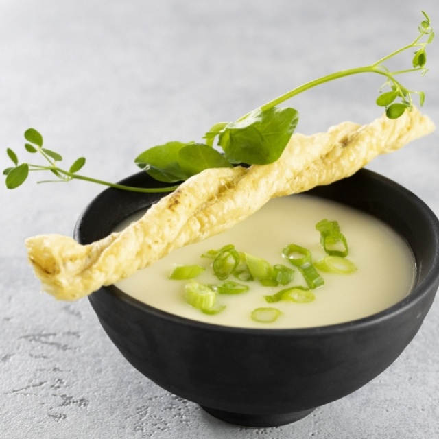 Soupe au fromage du Beemster avec torsade feuilletée au pesto 