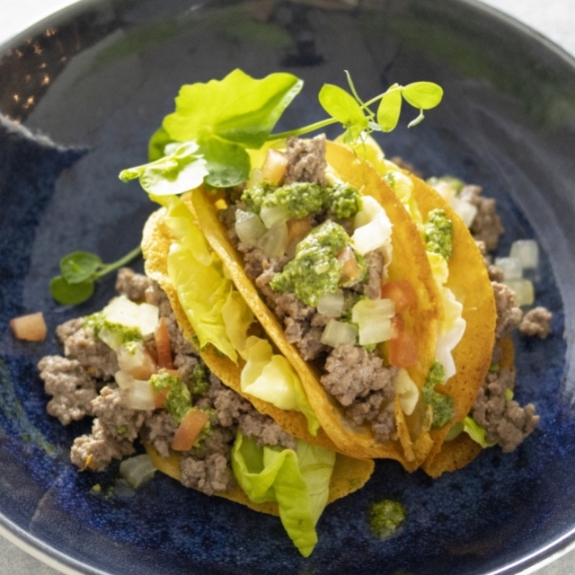 Hollandse kaastaco met Beemsterknoflook en pesto van Nederlandse basilicum 