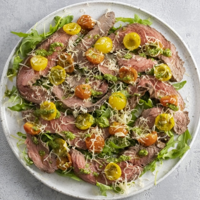 Lakenvelder flank steak with rocket, roast pesto tomatoes and grated Old Amsterdam 