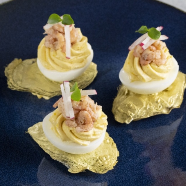 Oeufs farcis à la crème d’huître de Zélande et d’ail du Beemster avec crevettes grises et feuille d’or 