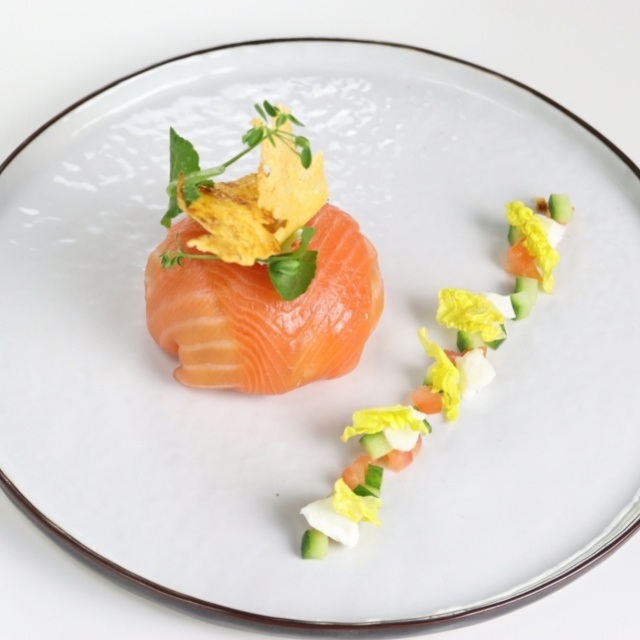 Basis pestosalade als bonbon met gerookte zalm