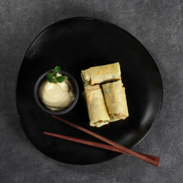 Frühlingsrolle mit Grünkohl-Risotto und gerösteter Knoblauchmayonnaise