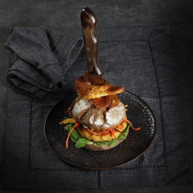 Risotto-Burger mit süß-saurer Karotte, Zwiebel und Kartoffelchips mit geröstetem Knoblauch