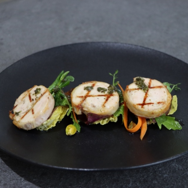 Rouleau de pintade avec salade fraîche et vinaigrette aux herbes du potager