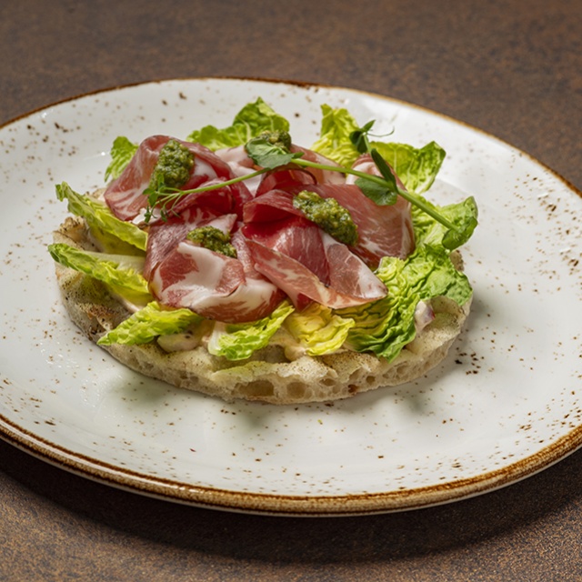 Smoked Ribeye Sandwich with Bresc Pesto di Basilico and Chipotle Salsa – A Luxurious Streetfood Lunch
