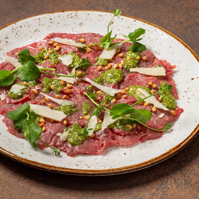 Carpaccio de bœuf avec Pesto di Basilico de Bresc