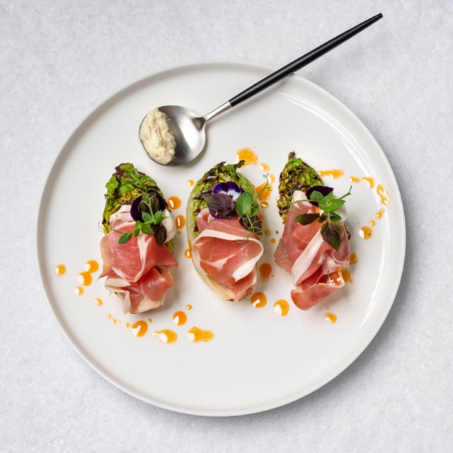 Gegrilde little gem sla met Serrano ham en Bresc Ajo de Andalucia crème