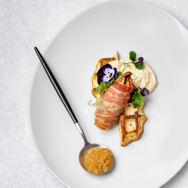 Gevulde witlof met aardappelwafel en geroosterde Bresc knoflook-humus