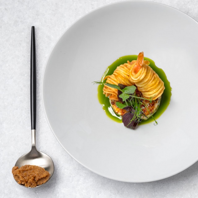 Crème brûlée van roquefort met garnaaltjes en basilicumolie