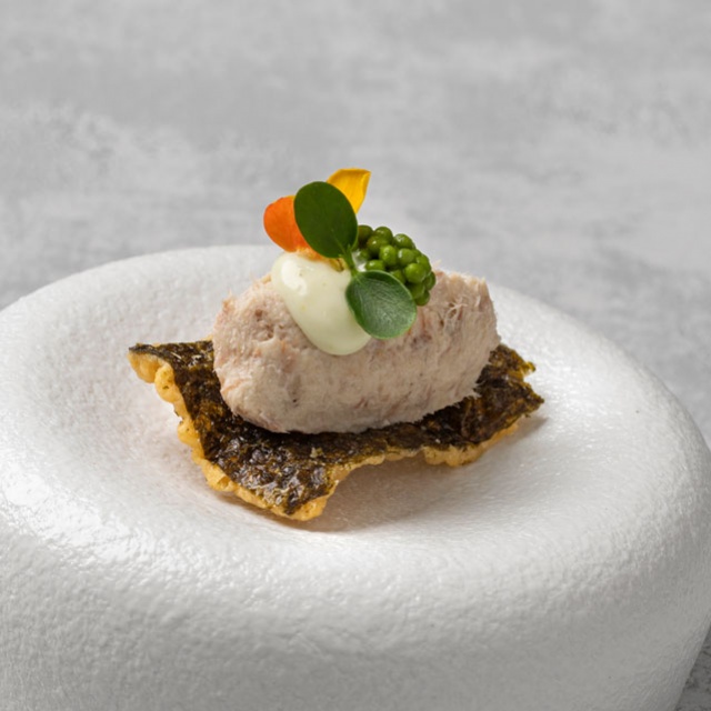 Wakame cracker met makreel crème en Aioli limón
