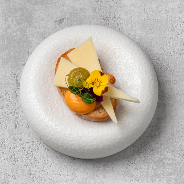 Manchego met augurkengel en Chipotle Alioli