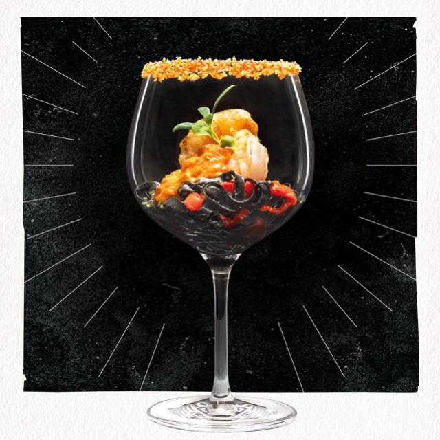 Calabrian Kiss: Gebakken gamba op zwarte linguine, gepofte paprika en Calabrian chili & bell pepper sauce