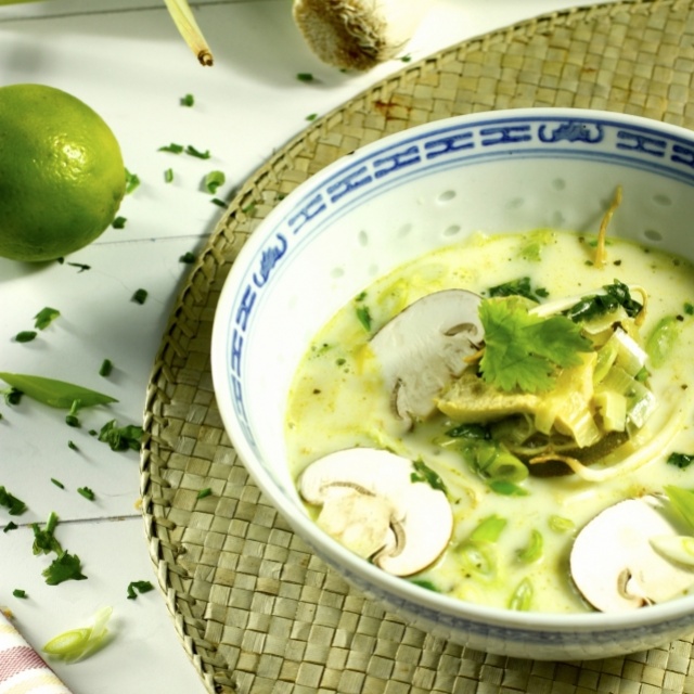 Soupe de poulet au lait de coco et citronnelle