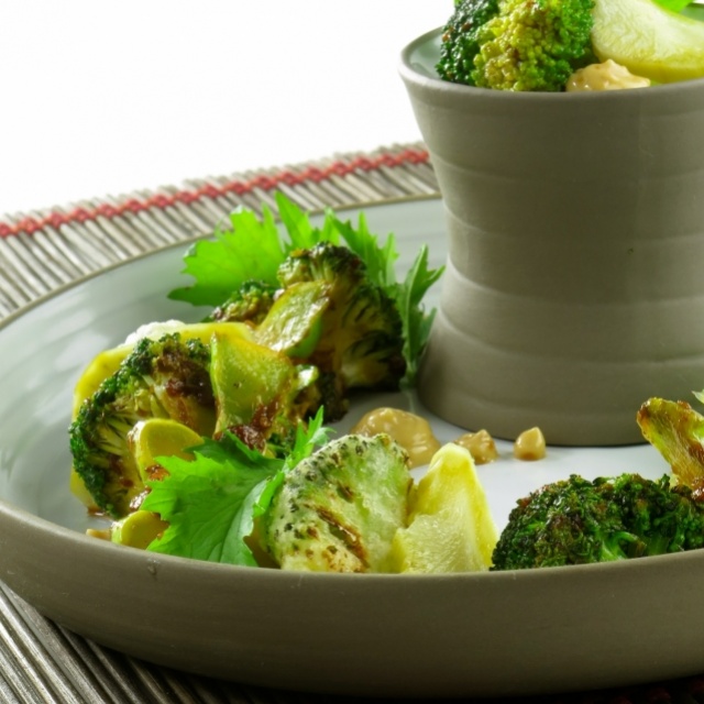 Salade de brocoli à la japonaise avec mayonnaise au sésame