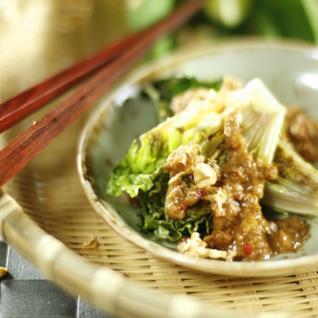 Laitue romaine grillée avec trempette de gado-gado