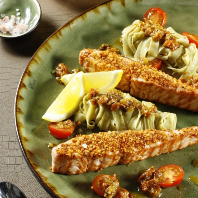 Gegrilde zalm met basilicumpasta en antiboise