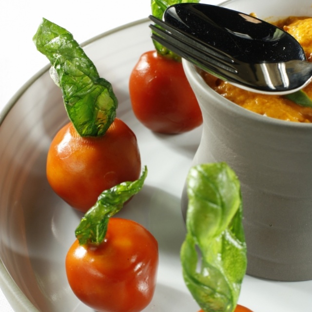 Bonbon au fromage de chèvre avec gelée de tomate et basilic frit