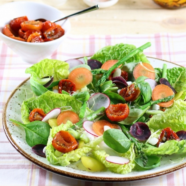 Spring salad with goat’s cheese and marinated cherry tomatoes