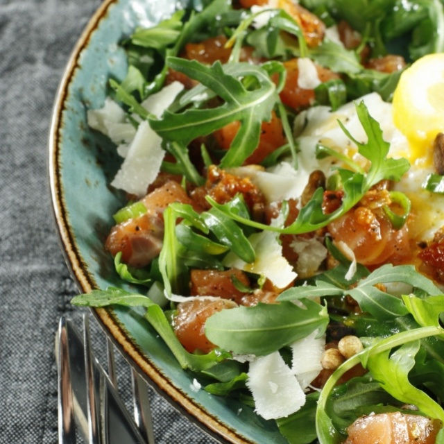 Rucola mit Lachs-Tatar