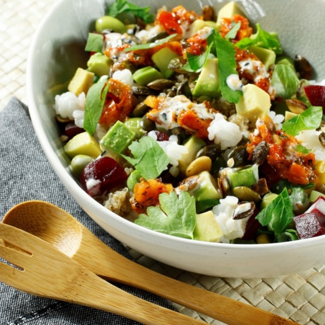 Poké bowl with tomato, quinoa and avocado