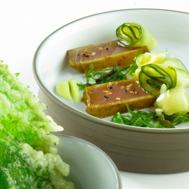 Tataki von Thunfisch, süß-saure Gurke und Wakame