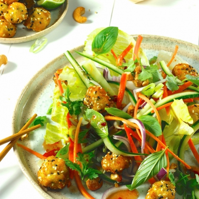 Salade met Thaise visballetjes