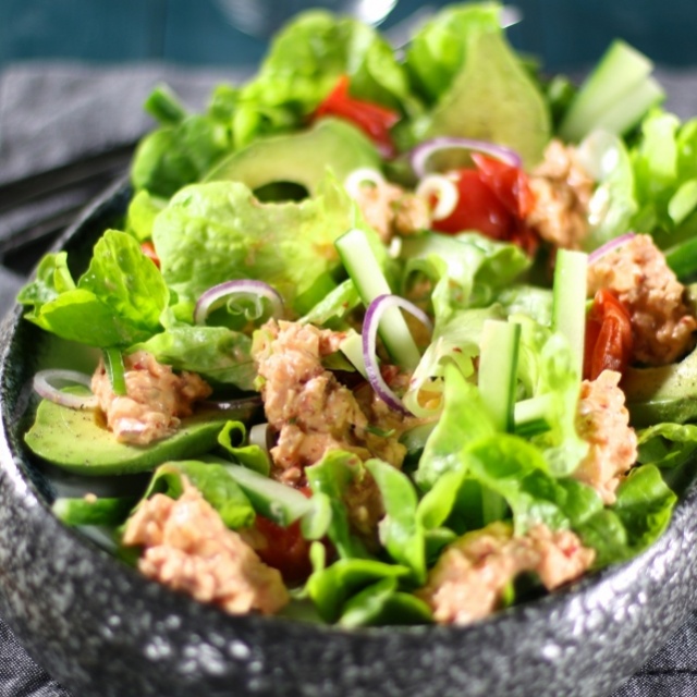 Salade de crabe, avocat et piment rouge