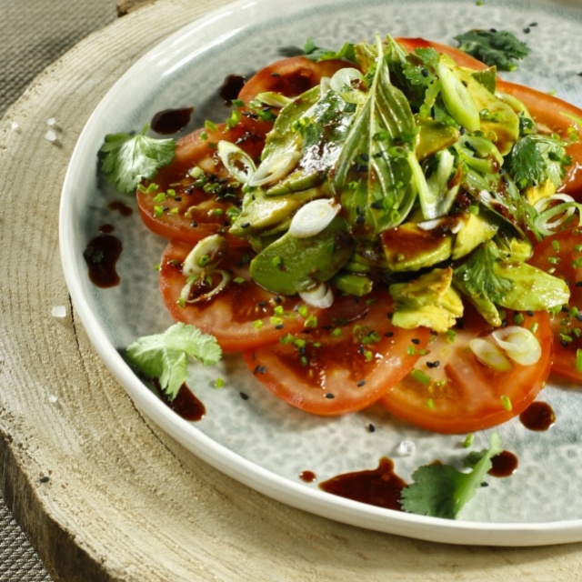 Thaise tomatensalade met avocado